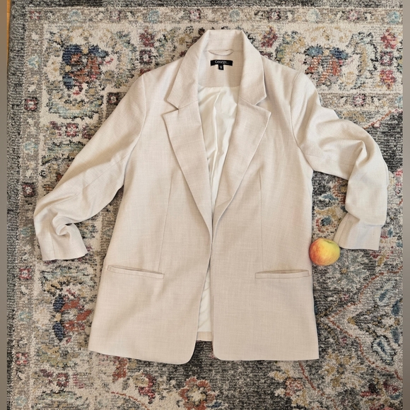 Cream color blazer. GEORGE brand. Size XS. 2 front pockets. 3/4 rouched sleeves - Picture 4 of 11